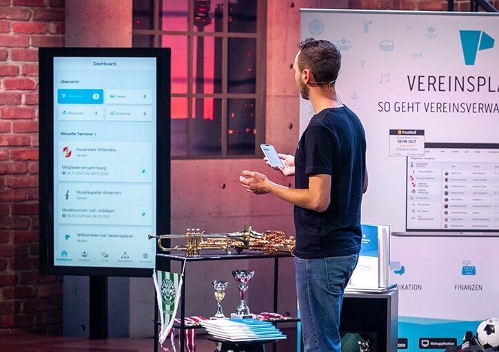 Mathias zeigt den Vereinsplaenr im Fernsehen bei 2m2m auf Puls4 – Credits: Puls4 | Gerry Frank