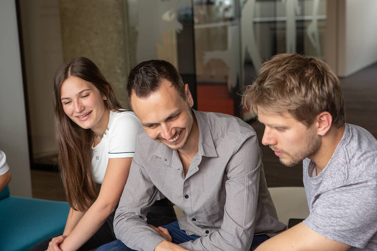 Besprechung in der Gruppe mit viel Spaß