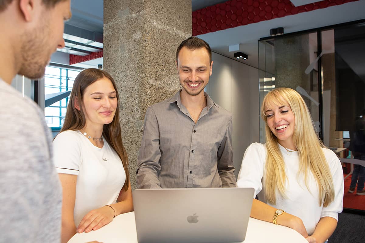 Bild eines Vereinsvorstandes, die zusammen arbeiten