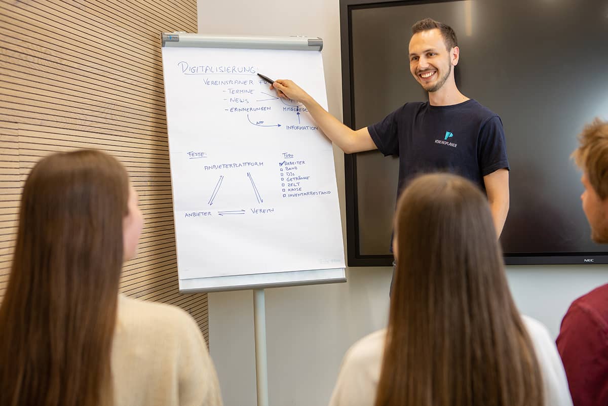 Präsentation des Vereinsvorstands zum Thema Digitalisierung