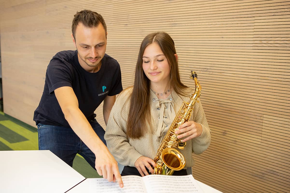 Nachhilfe eines Musiklehrers an ein Vereinsmitglied