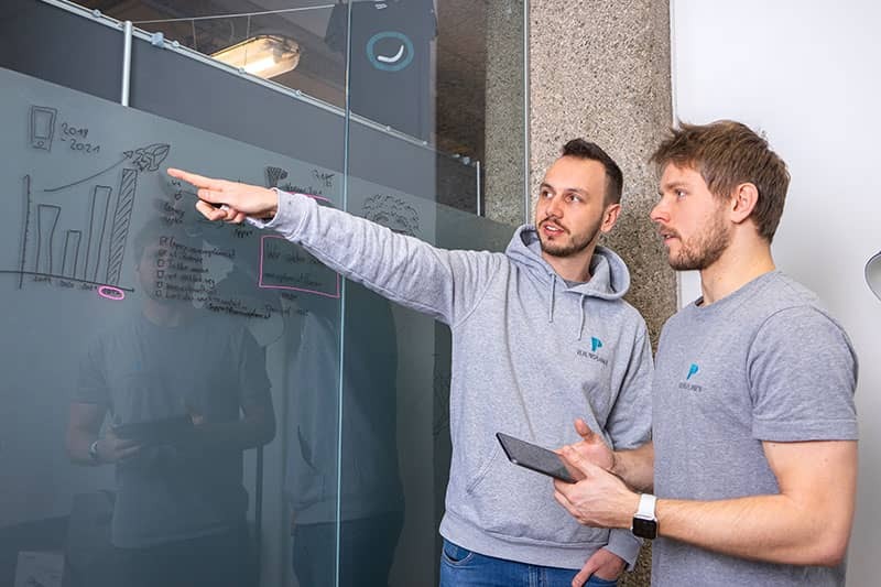 Zwei Personen haben eine Besprechung zum Thema Vorstandswahl