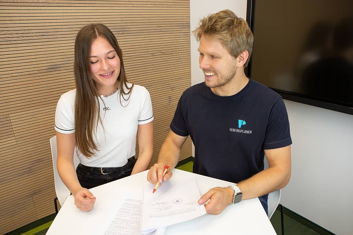 Vertragsunterzeichnung im Verein mit einem neuen Mitglied