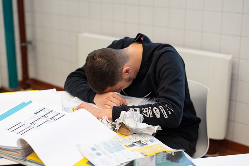 Mann verzweifelt wegen schlechtem Wissensmanagement im Verein