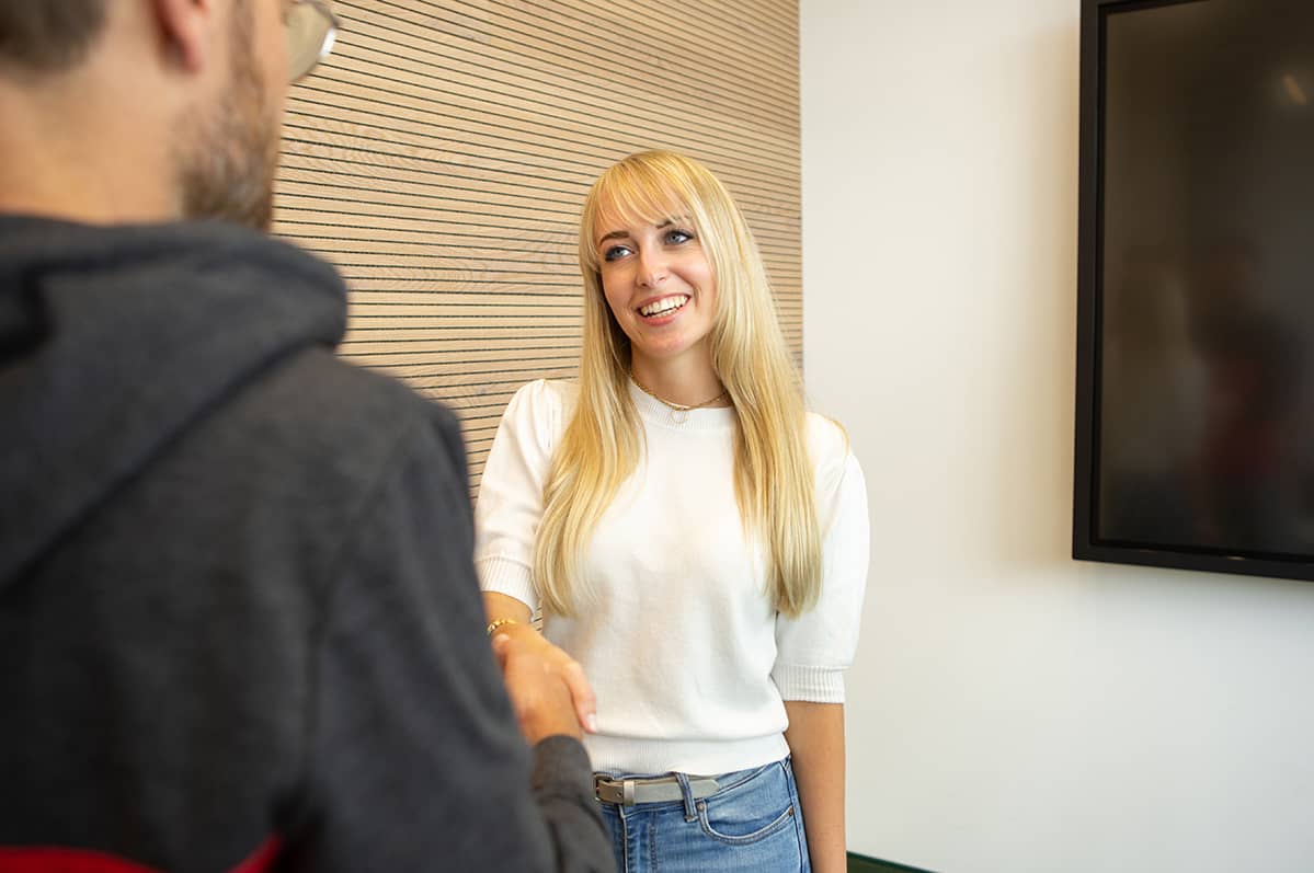 Begrüßen eines neuen Vereinsmitglied in der Musikkapelle