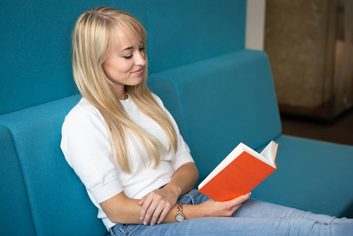 Buch lesen und entspannen im Verein